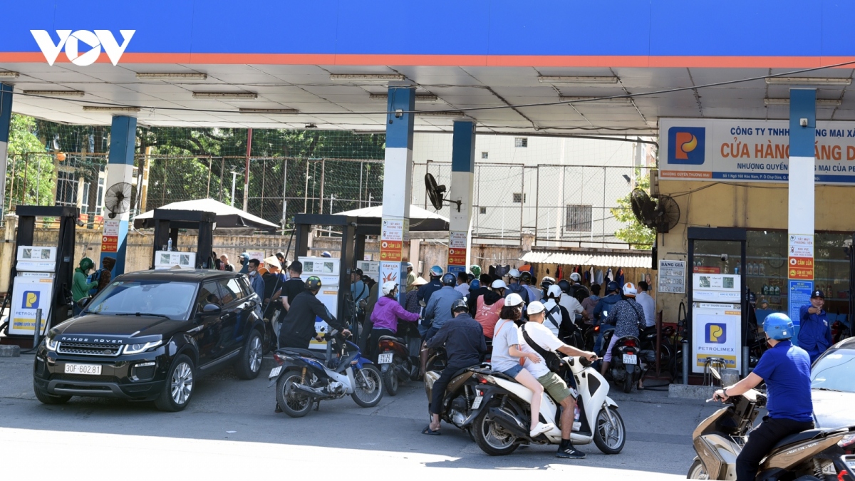 retail petrol prices fall to below vnd20,000 per litre picture 1