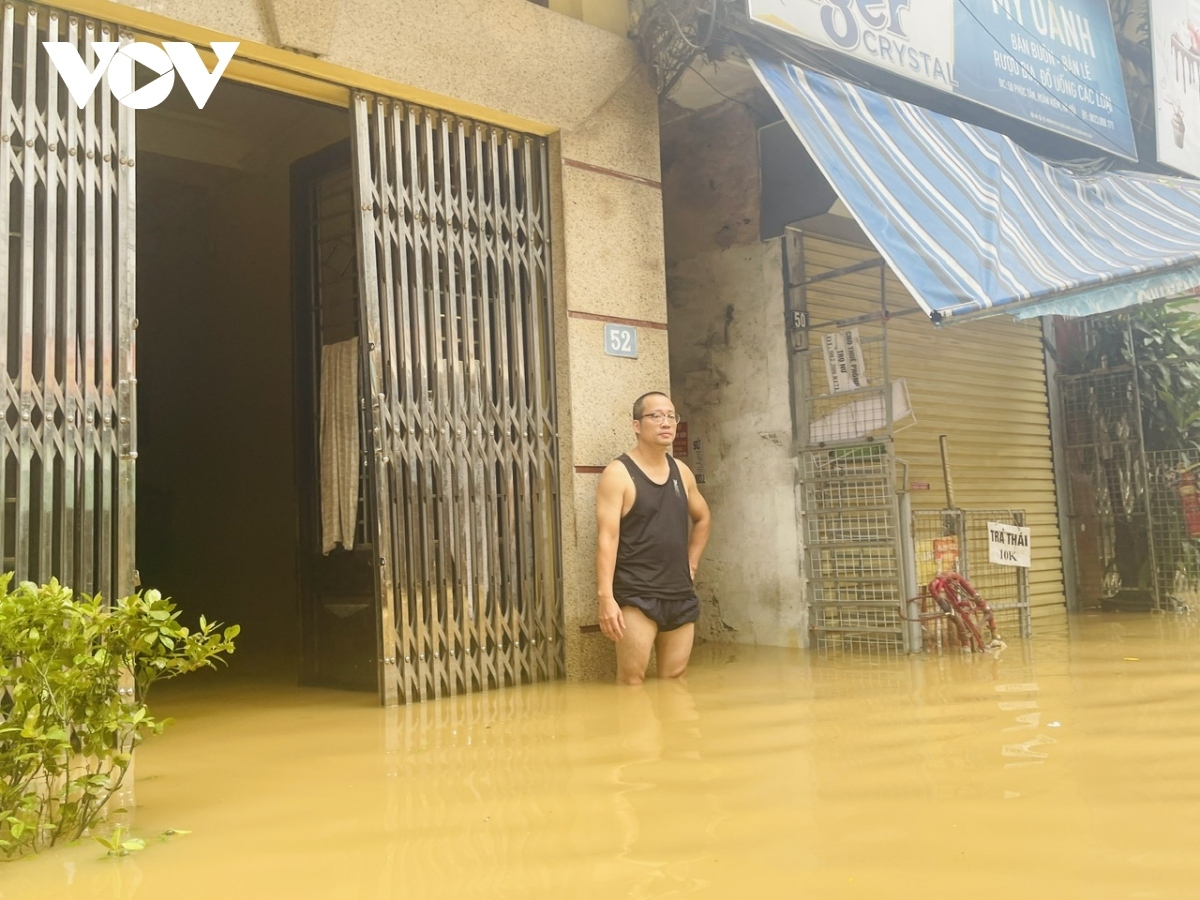 as floodwaters rise, hanoians use boats for transportation, daily activities picture 8