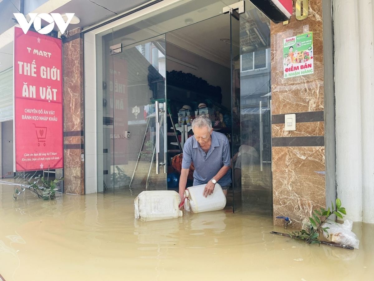 as floodwaters rise, hanoians use boats for transportation, daily activities picture 9