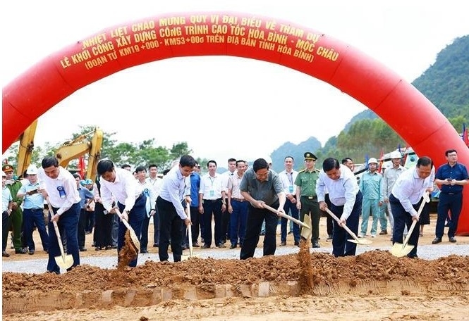 pm attends groundbreaking of hoa binh moc chau expressway picture 1