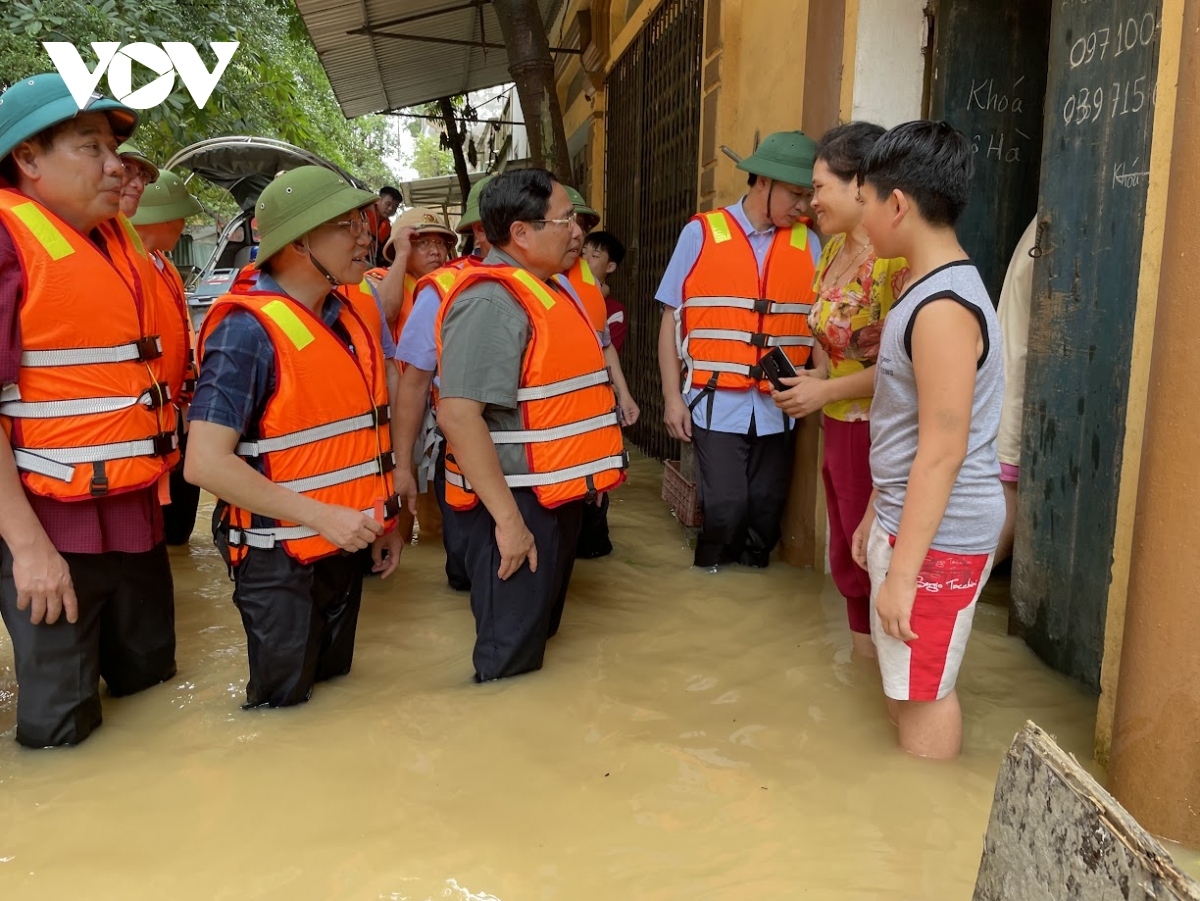 government leader makes field trip to flood hit areas picture 1