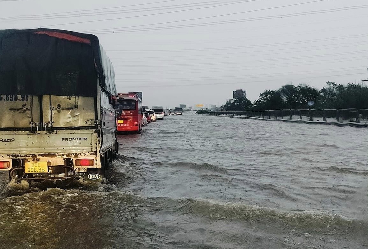 Vận hành trạm bơm hết công suất, "giải cứu" ngập úng cao tốc Pháp Vân - Cầu Giẽ