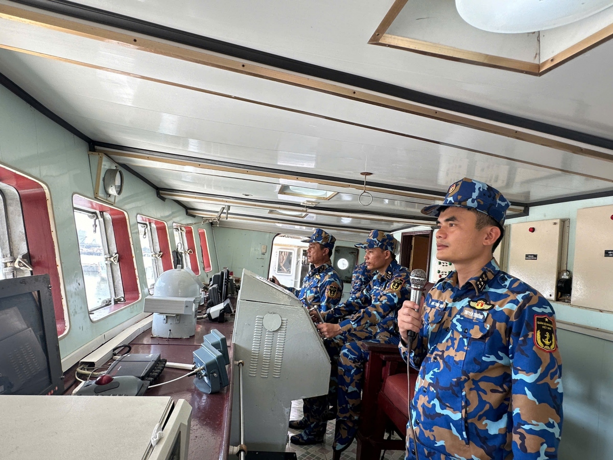 Tàu 628 sẵn sàng ra khơi trong mưa bão