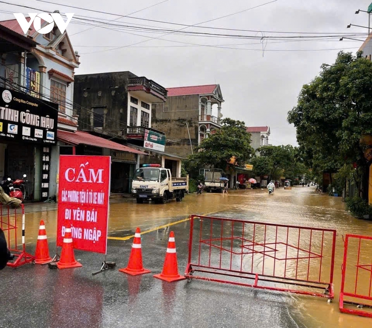 thousands of northern residents scramble amid severe flooding picture 9