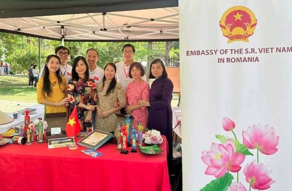 vietnam attends asian cultural festival in romania picture 2