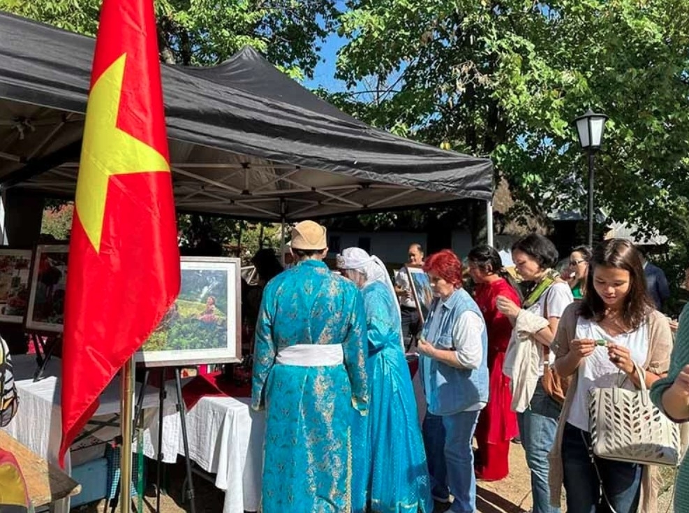 vietnam attends asian cultural festival in romania picture 4