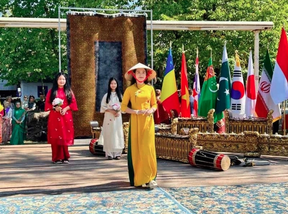 vietnam attends asian cultural festival in romania picture 7