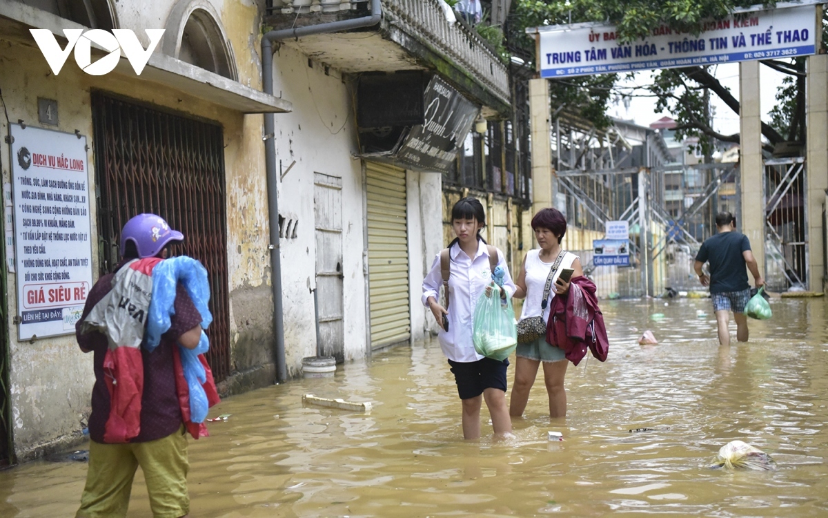 students in hanoi deal with rising floodwater levels picture 2