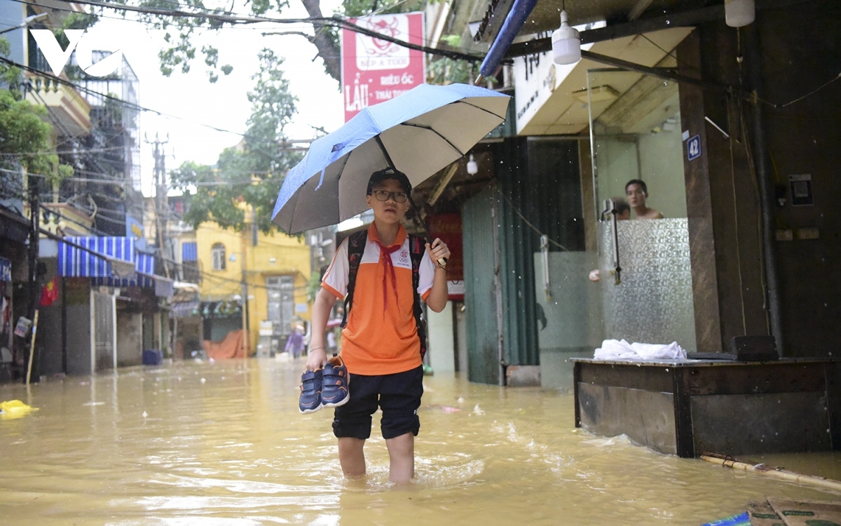 students in hanoi deal with rising floodwater levels picture 4