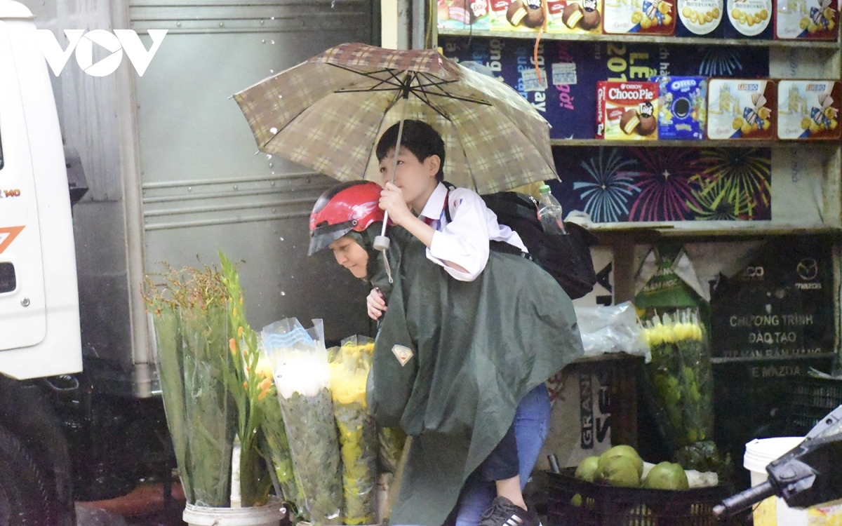 students in hanoi deal with rising floodwater levels picture 9