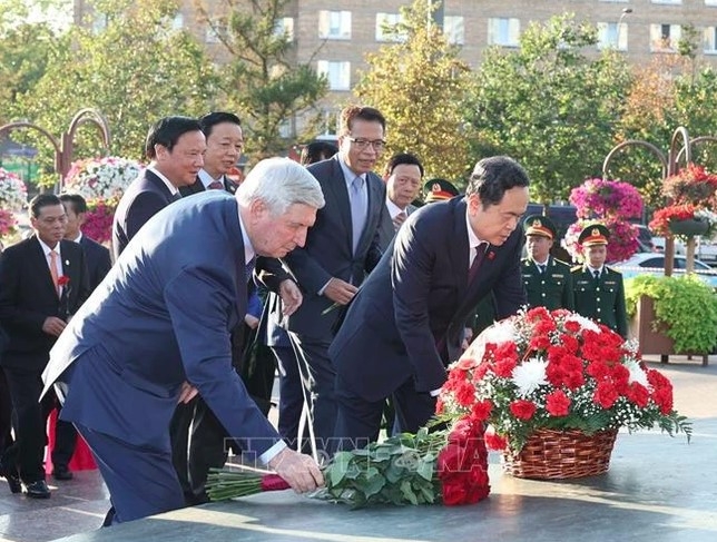 na chairman meets vietnamese in russia picture 2