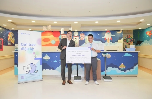 Shinhan Life Vietnam offers treatment fees and gifts to paediatric leukaemia patients