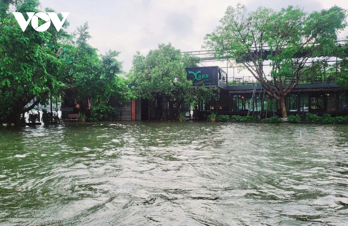 heavy rain in hanoi causes flooding and traffic disruption picture 10