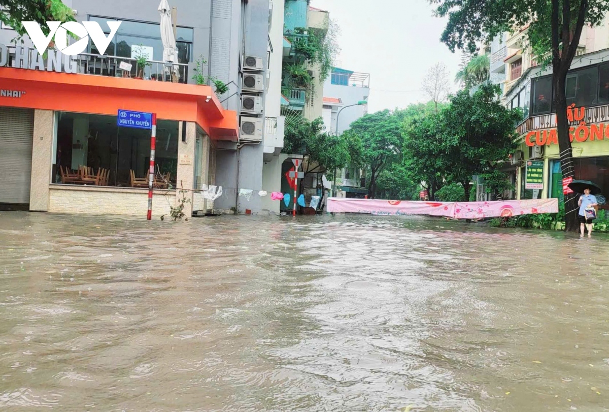 heavy rain in hanoi causes flooding and traffic disruption picture 11