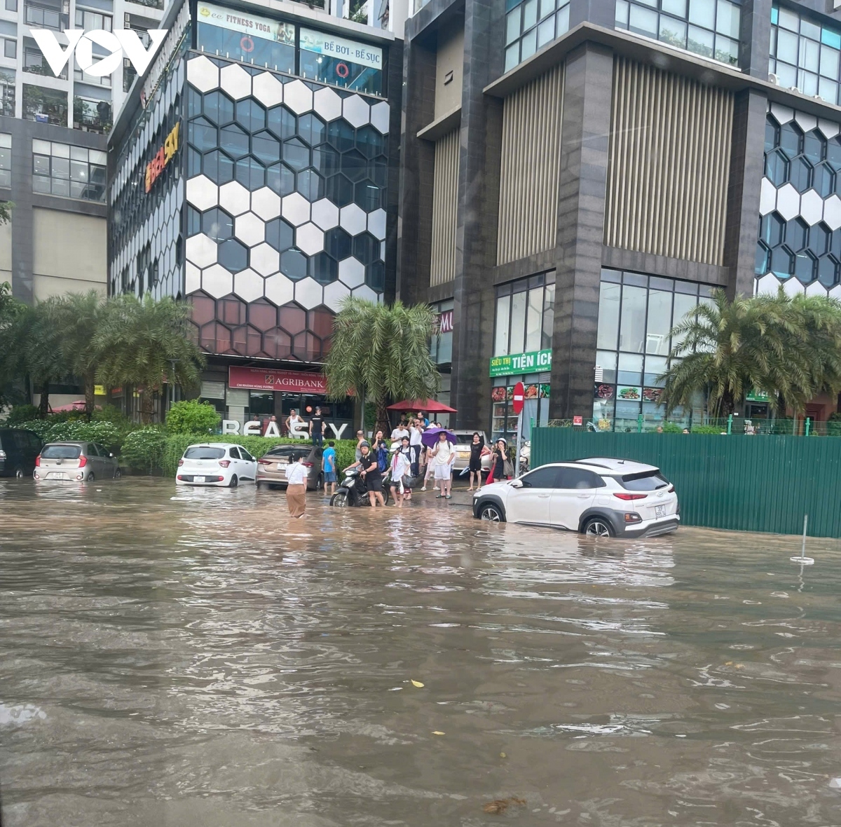 heavy rain in hanoi causes flooding and traffic disruption picture 12