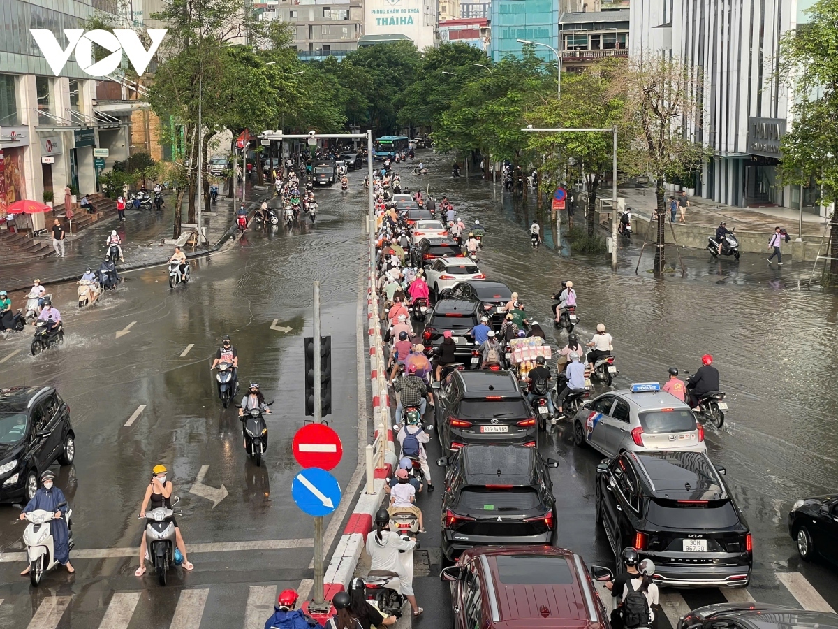 heavy rain in hanoi causes flooding and traffic disruption picture 2