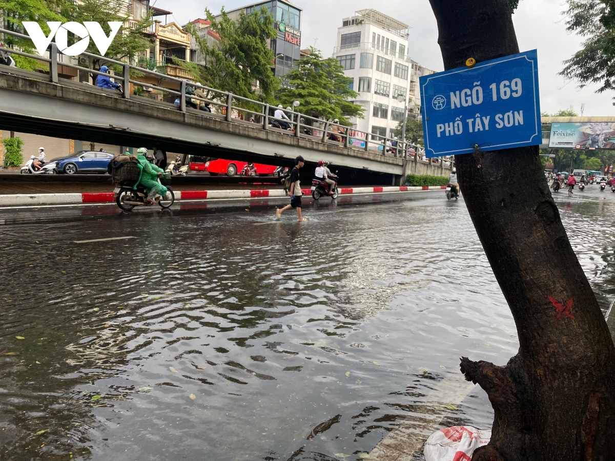 heavy rain in hanoi causes flooding and traffic disruption picture 3