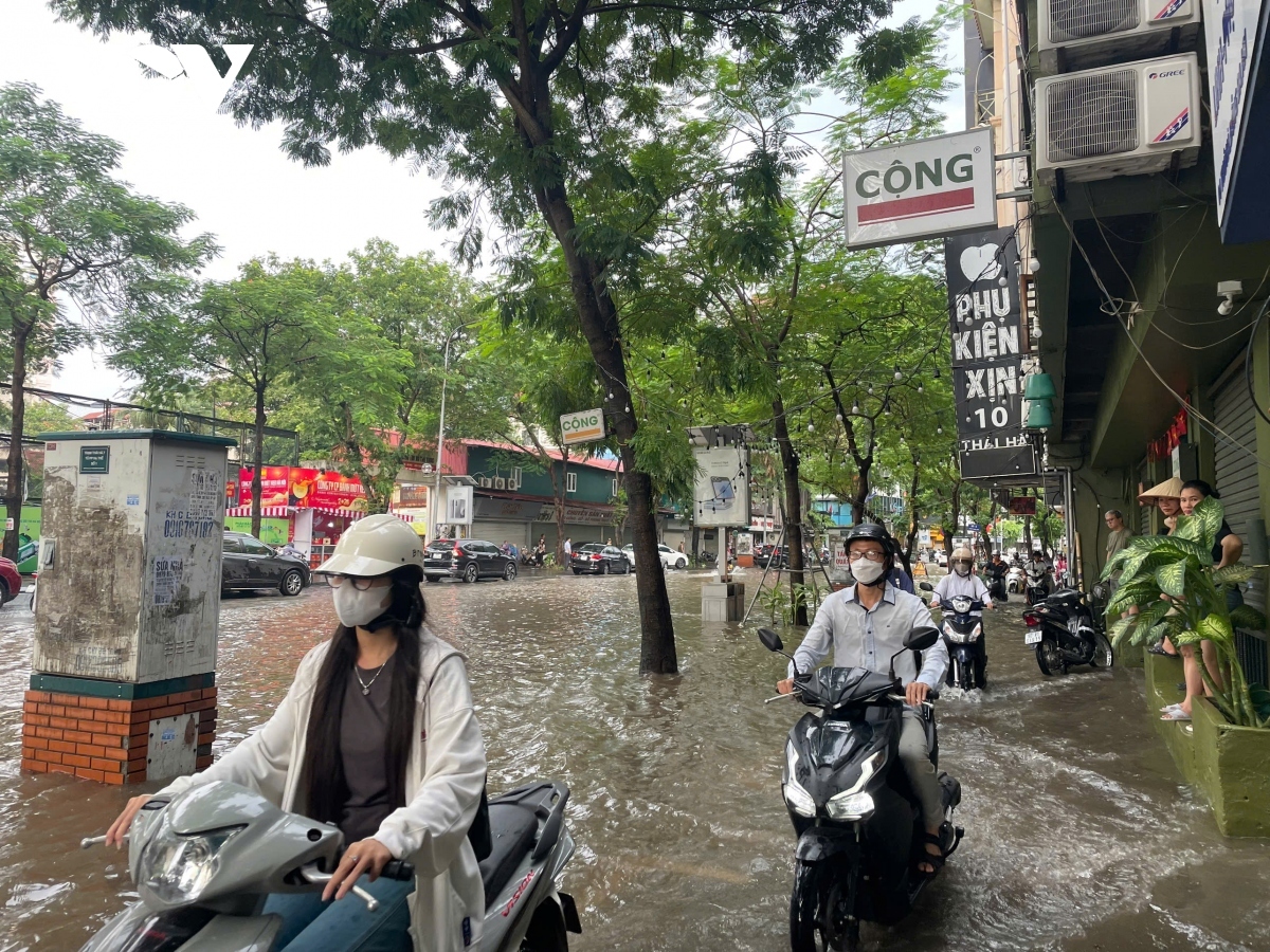 heavy rain in hanoi causes flooding and traffic disruption picture 6