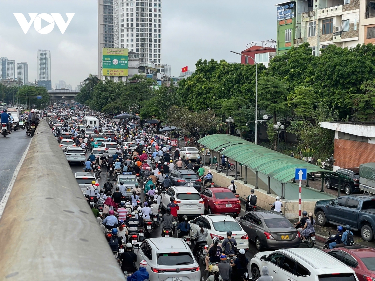 heavy rain in hanoi causes flooding and traffic disruption picture 8