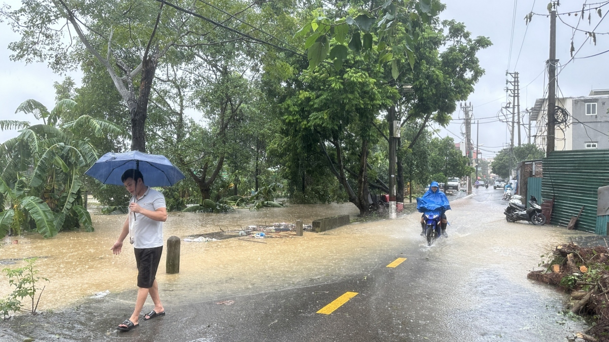 nguoi dan bai thuy linh ha noi cang minh chan nuoc lu tran vao khu dan cu hinh anh 2