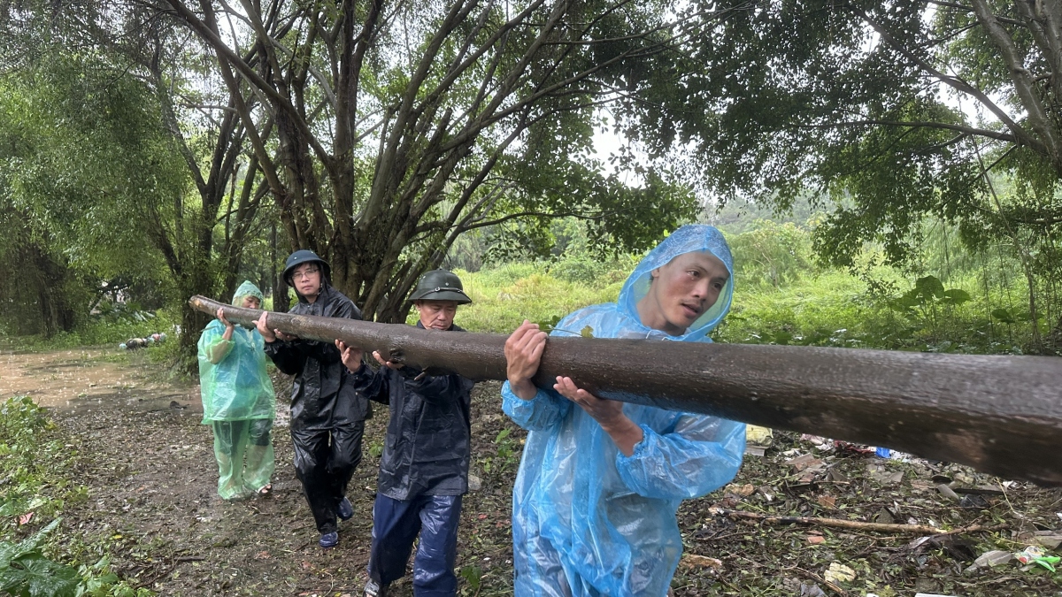 nguoi dan bai thuy linh ha noi cang minh chan nuoc lu tran vao khu dan cu hinh anh 13