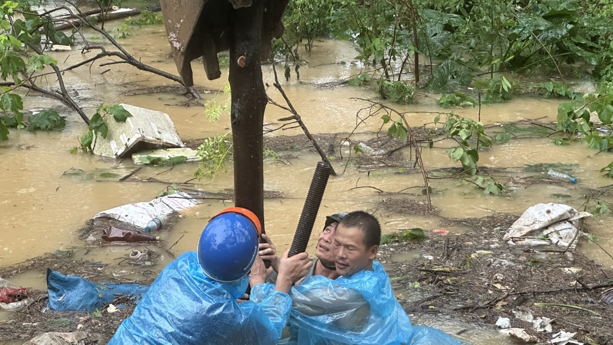 nguoi dan bai thuy linh ha noi cang minh chan nuoc lu tran vao khu dan cu hinh anh 16