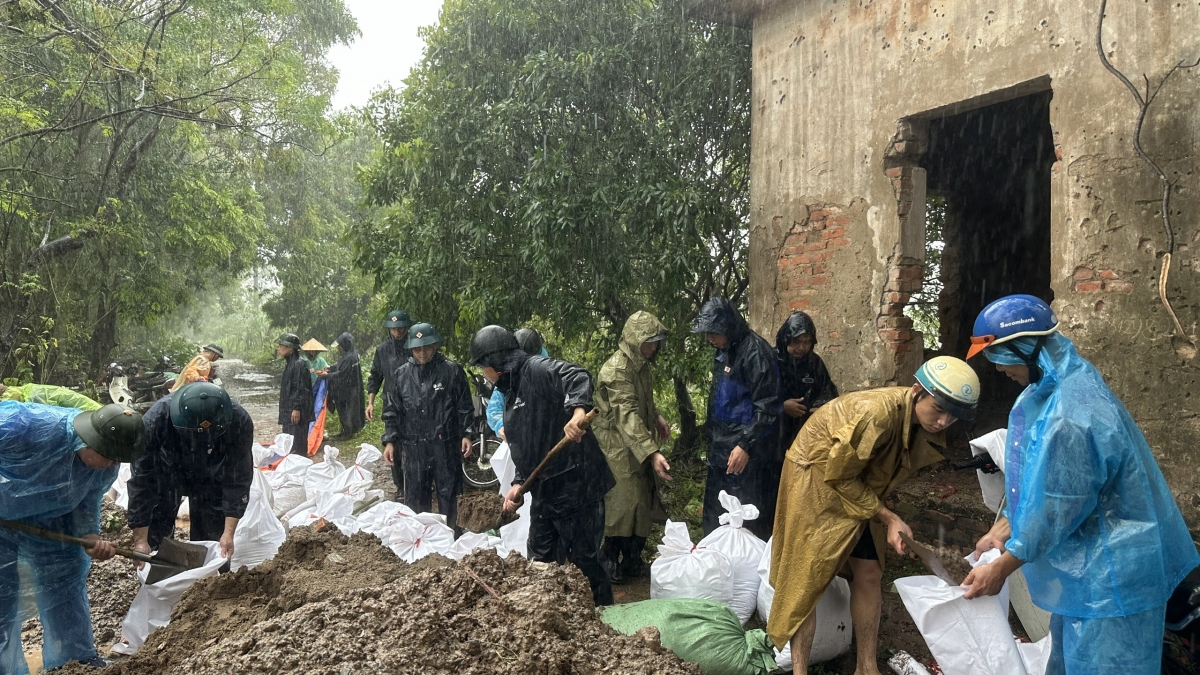 nguoi dan bai thuy linh ha noi cang minh chan nuoc lu tran vao khu dan cu hinh anh 10