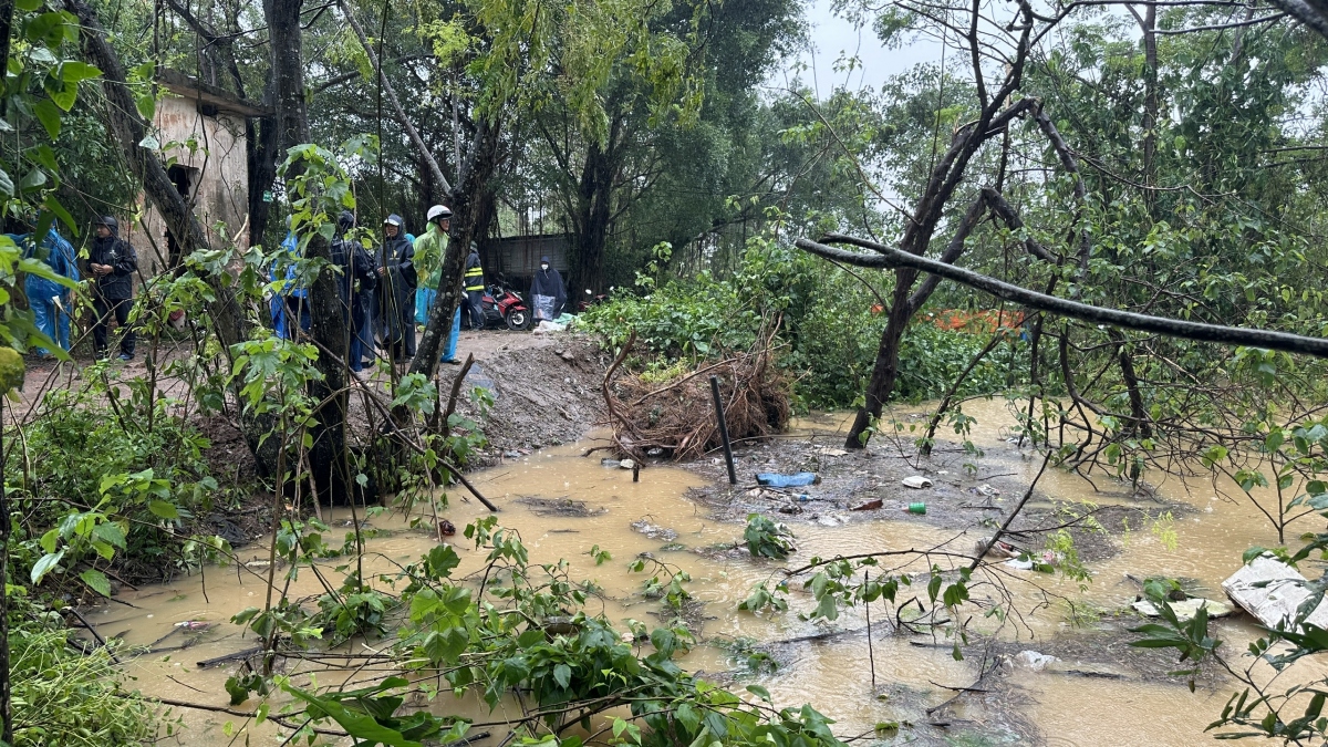 nguoi dan bai thuy linh ha noi cang minh chan nuoc lu tran vao khu dan cu hinh anh 6