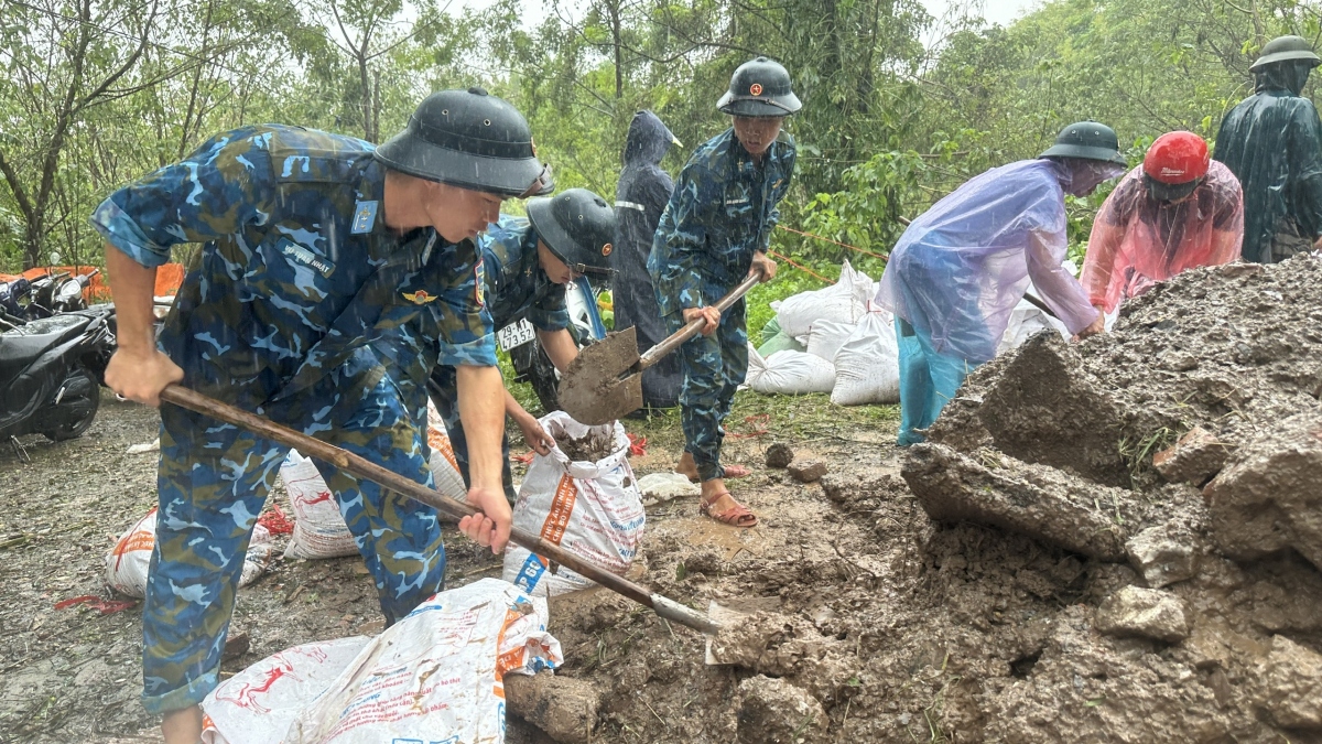 nguoi dan bai thuy linh ha noi cang minh chan nuoc lu tran vao khu dan cu hinh anh 7