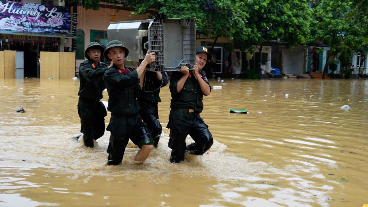 cong an cac dia phuong doi mua, dam nuoc lu dua dan den noi an toan hinh anh 8