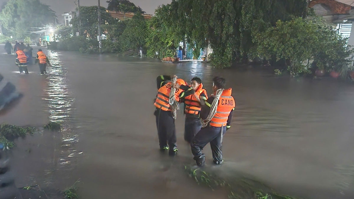 nguoi phu nu cung xe ban tai bi nuoc cuon troi o binh duong hinh anh 1