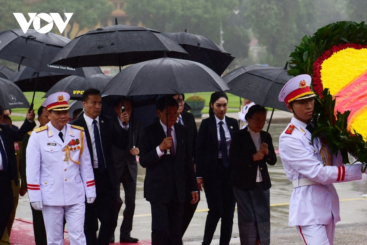 top lao leader pays tribute to president ho chi minh picture 2