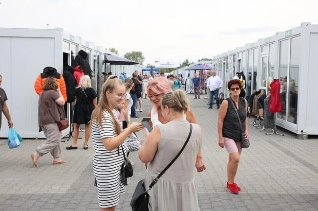 temporary trading centre opens for vietnamese traders in warsaw after fire picture 1