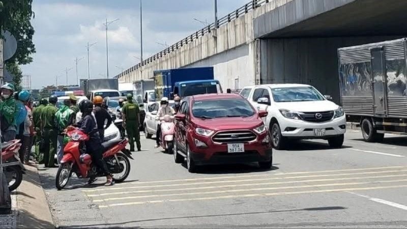 nhom nguoi nuoc ngoai vo doi de trao tien o Dong nai hinh anh 1