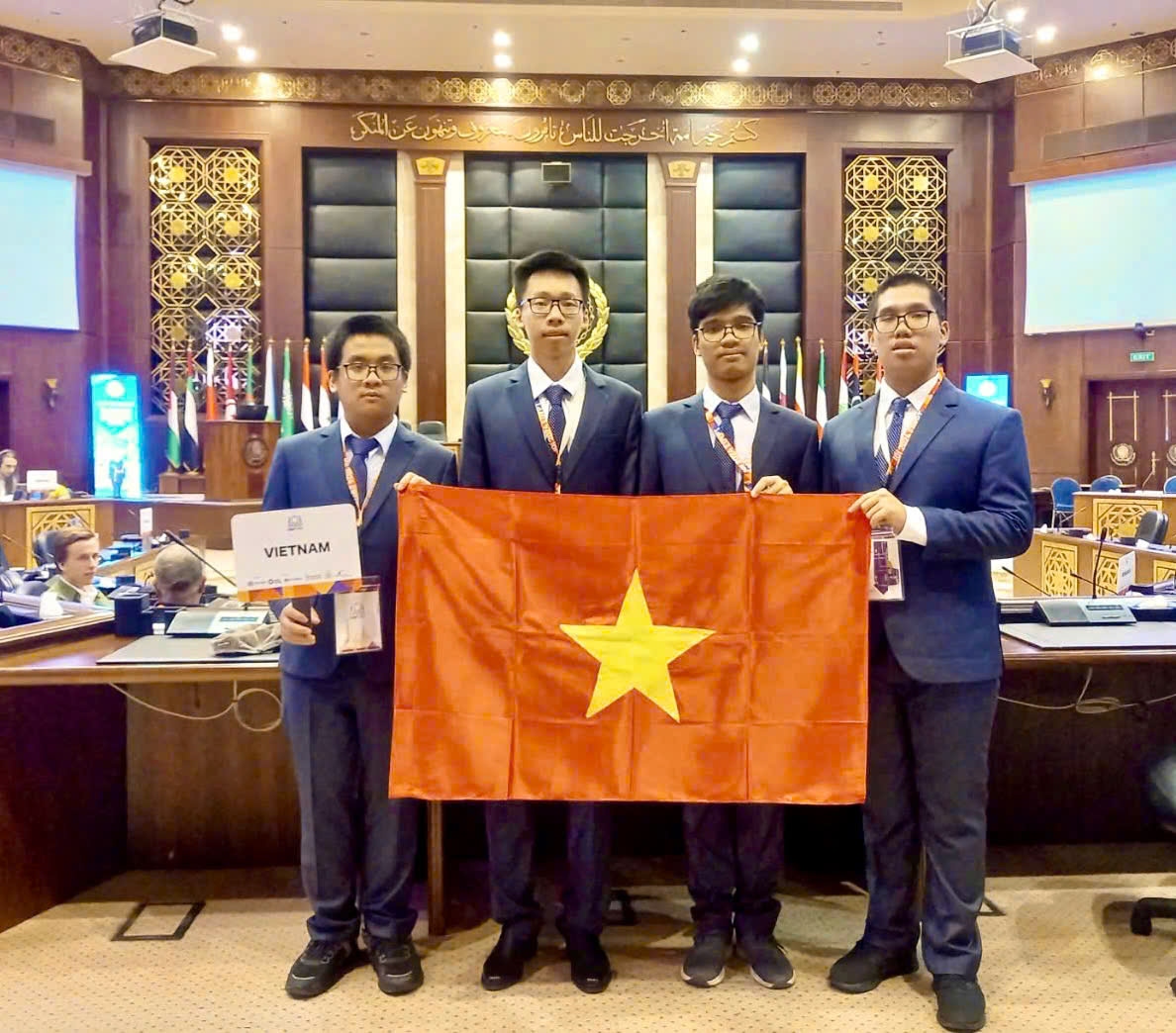 hoc sinh viet nam dat 2 huy chuong vang olympic tin hoc quoc te nam 2024 hinh anh 2