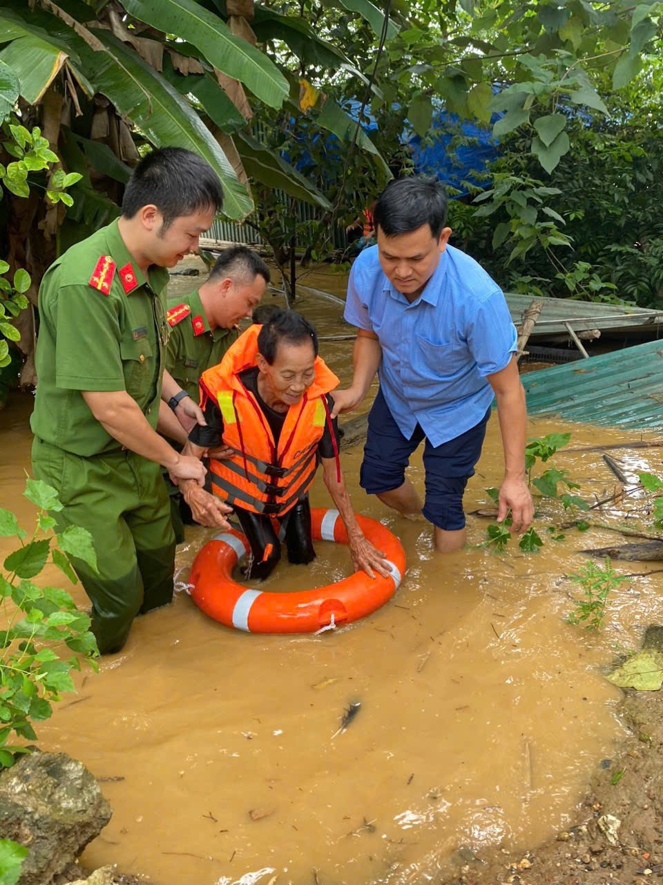 cong an cac dia phuong doi mua, dam nuoc lu dua dan den noi an toan hinh anh 4