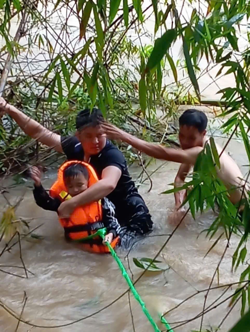 cong an cac dia phuong doi mua, dam nuoc lu dua dan den noi an toan hinh anh 6