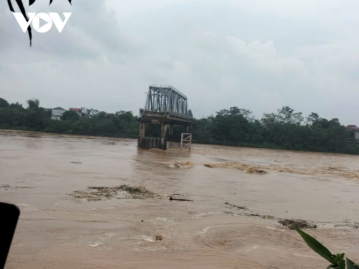 bridge collapses in phu tho, many people and vehicles fall into river picture 1