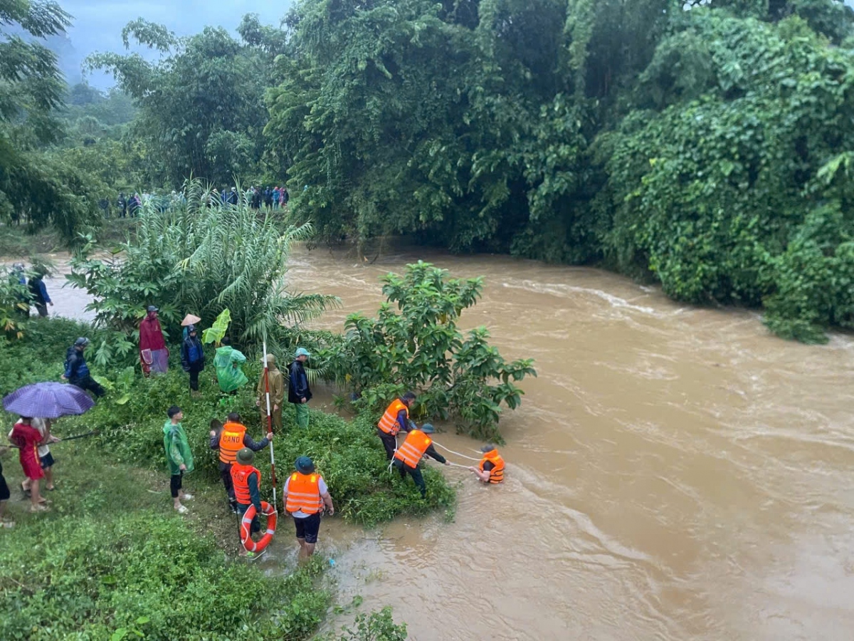 cong an cac dia phuong doi mua, dam nuoc lu dua dan den noi an toan hinh anh 5