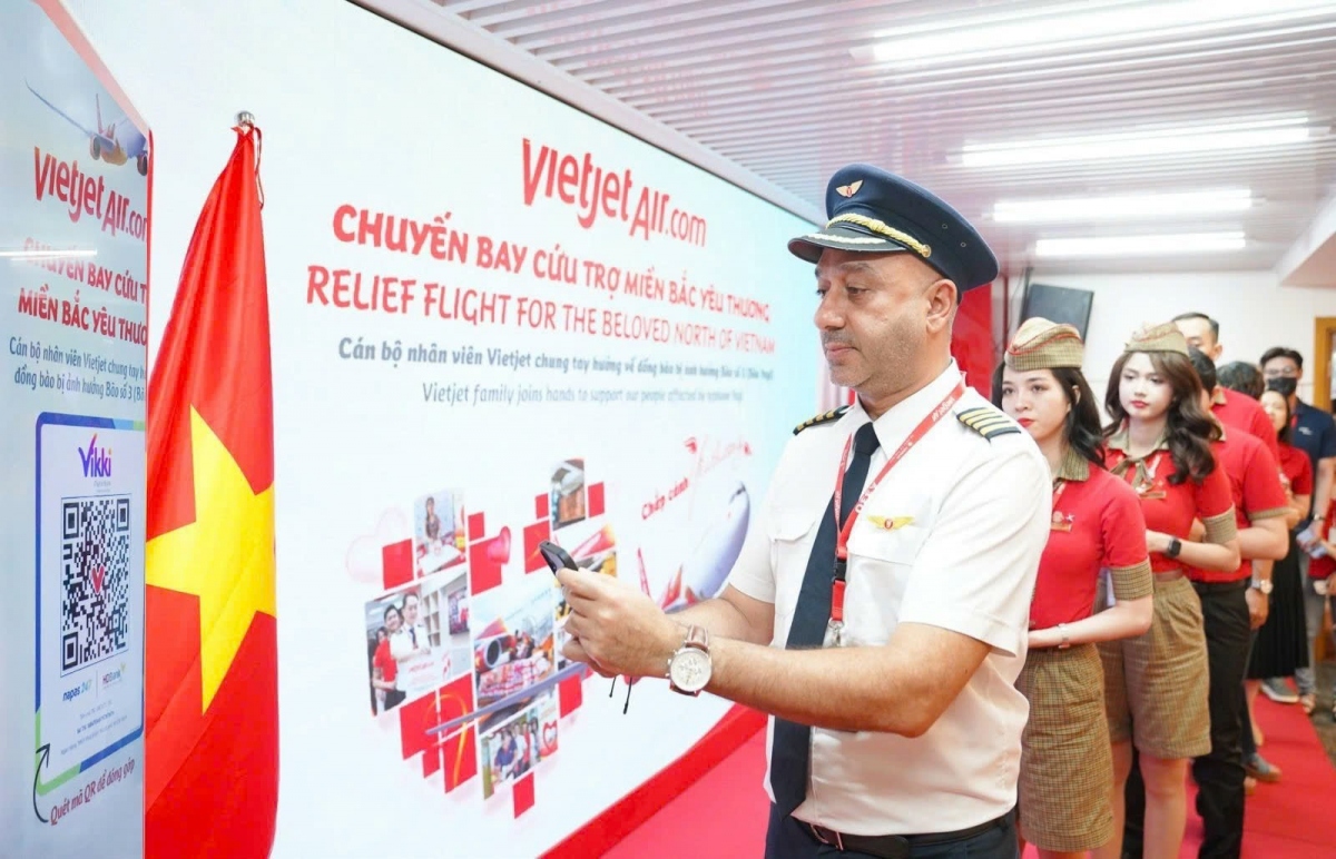 vietjet chung tay tai thiet cuoc song sau bao lu hinh anh 1