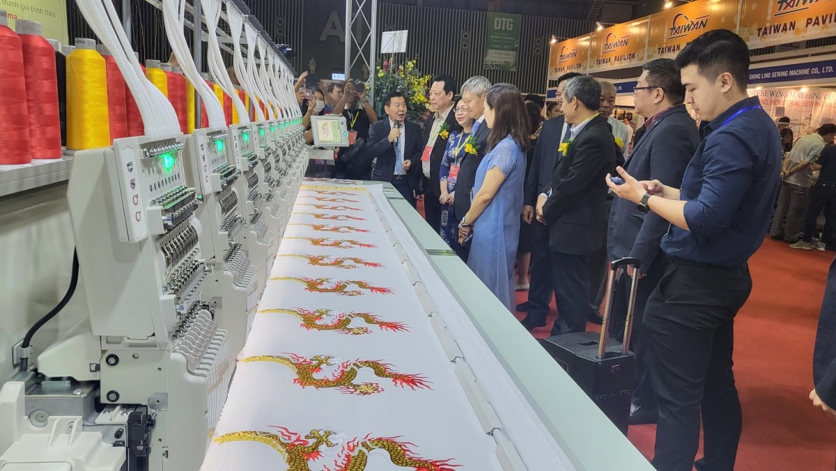 over 380 firms join vietnam int l garment and textile industry exhibition picture 1