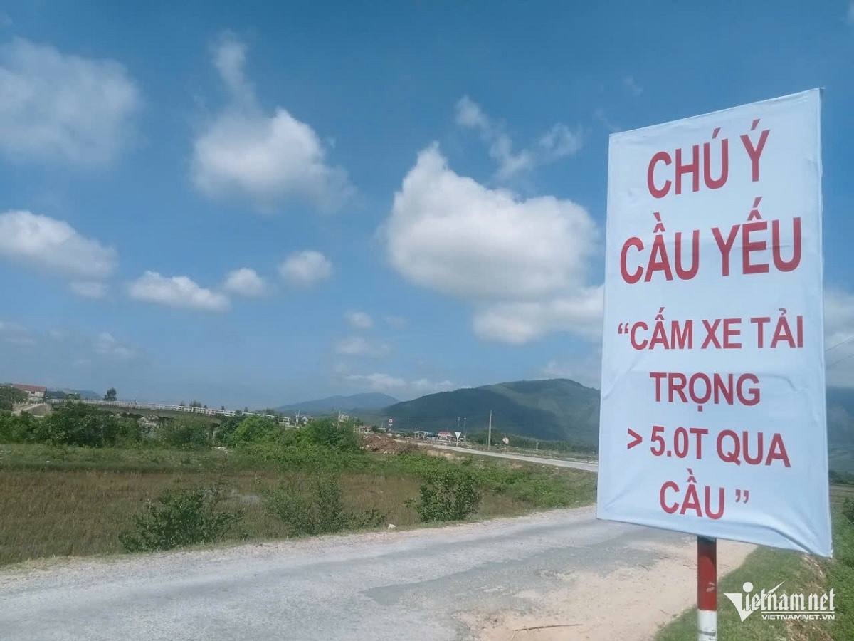 cau song thai co nguy co sap, quang binh han che phuong tien qua lai hinh anh 4