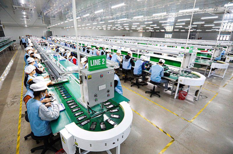 vietnam posts trade surplus of nearly us 15.5 billion by mid-august picture 1