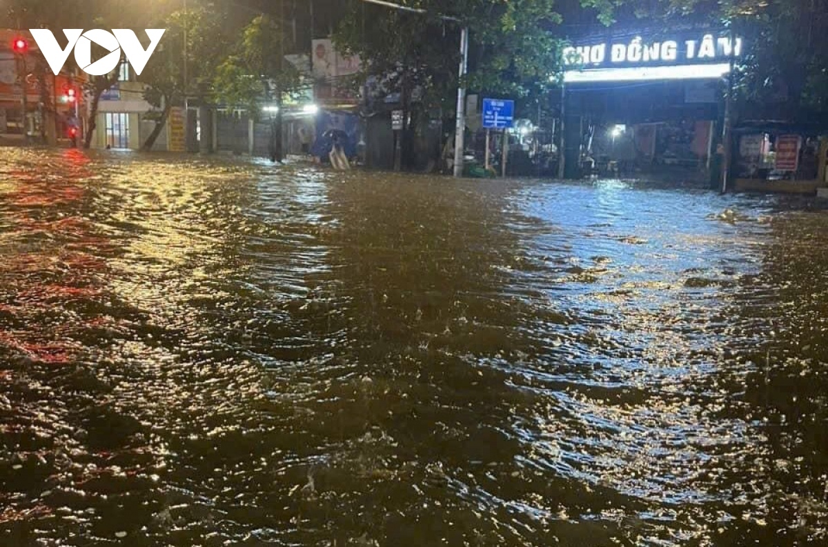 Thủ tướng: Cung cấp lương thực, thực phẩm cho người dân vùng bão lũ nhanh nhất có thể