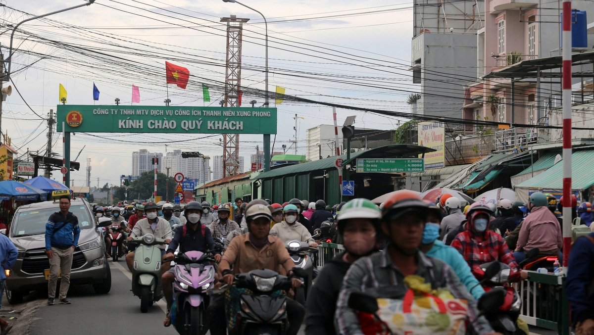 dong nguoi un un do ve tp.hcm, cac cua ngo dong nghet hinh anh 4