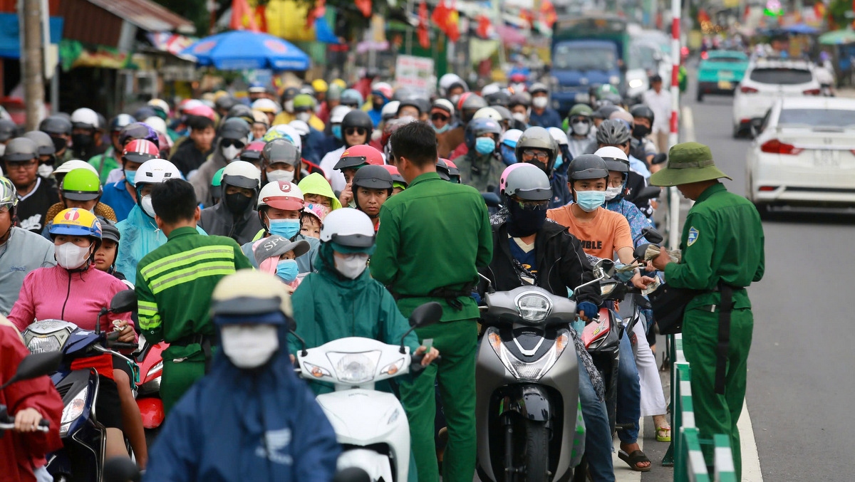 dong nguoi un un do ve tp.hcm, cac cua ngo dong nghet hinh anh 3