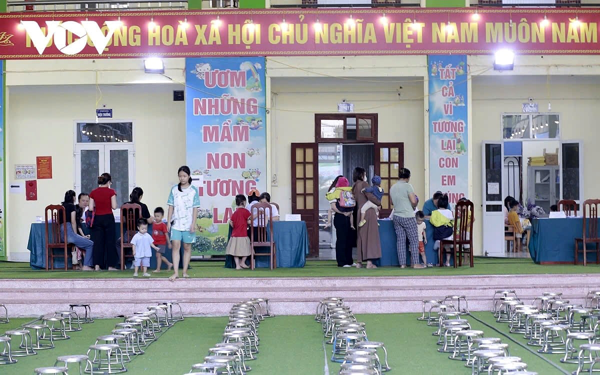 hanoi children get measles vaccine shot picture 1