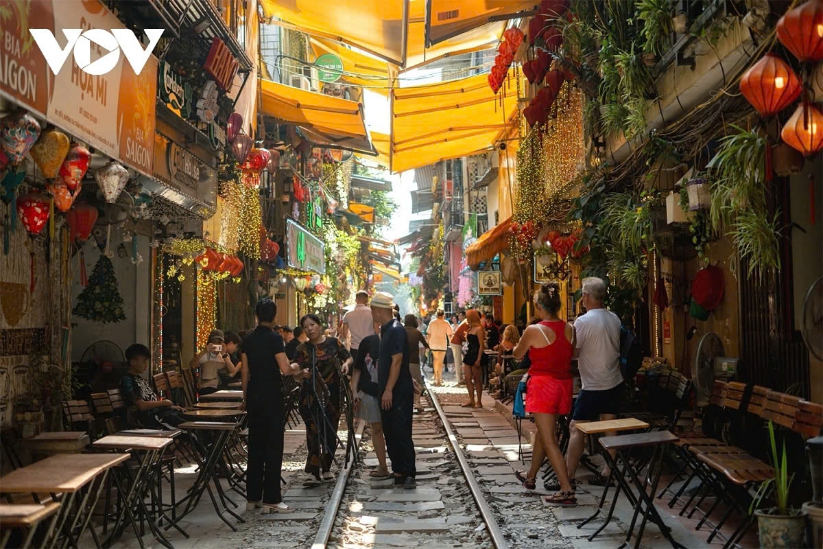 hanoi train street still draws crowds of tourists despite warnings of danger picture 1