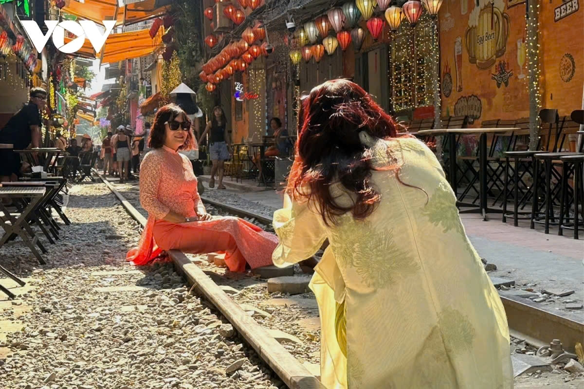 hanoi train street still draws crowds of tourists despite warnings of danger picture 10