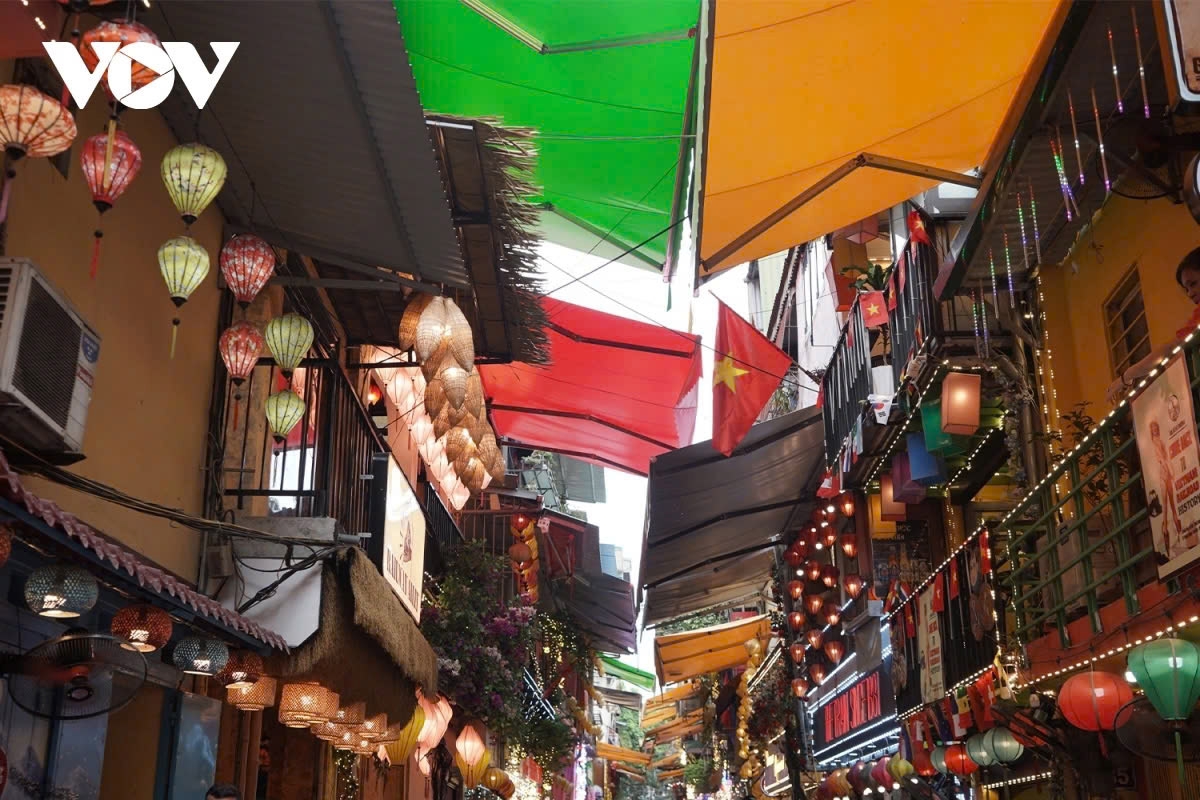 hanoi train street still draws crowds of tourists despite warnings of danger picture 11